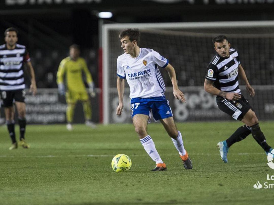 Francho conduce el balón en el partido contra el Cartagena