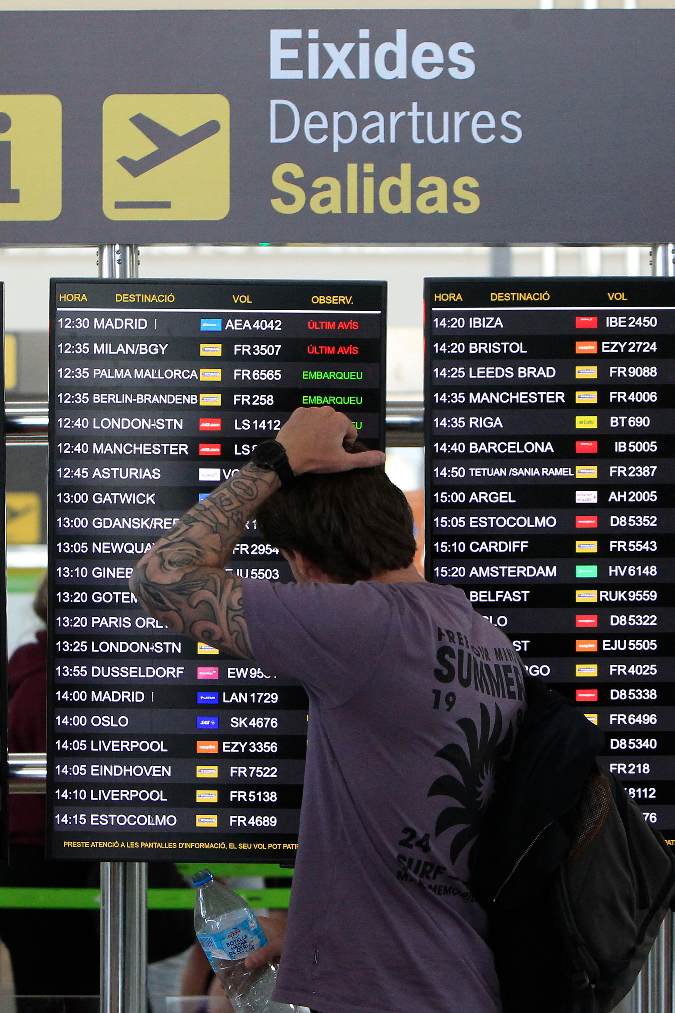 Un viajero ante uno de los paneles informativos del aeropuerto de Alicante-Elche Miguel Hernández. EFE/Morell