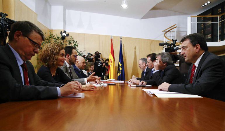 El equipo negociador del PSOE, durante la reunión con una delegación del PNV