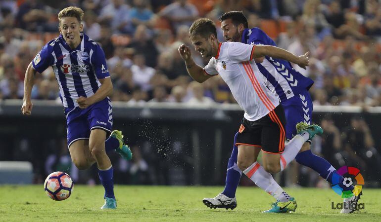 Marcos Llorente y Camarasa pugnan por el balón con un jugador del Valencia.