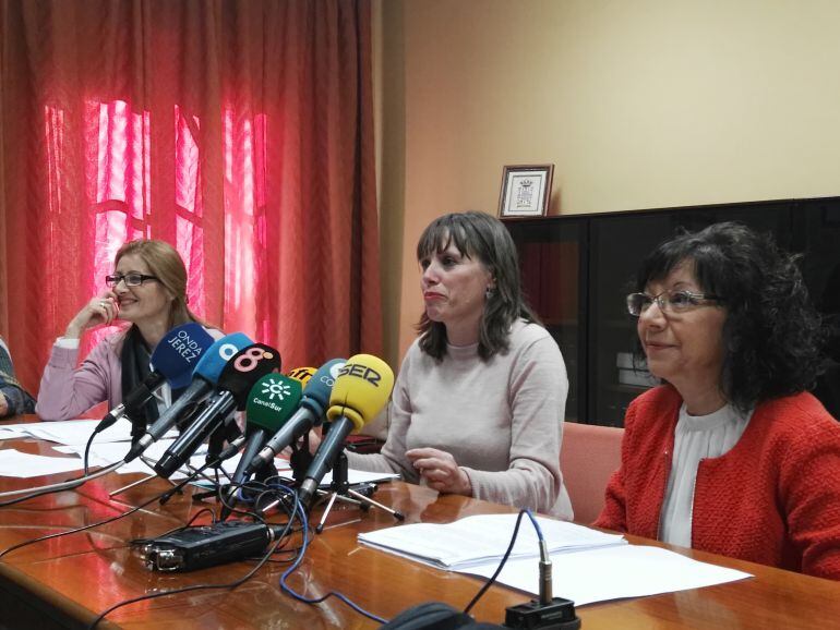 Laura Álvarez, delegada municipal de Empleo, y Carmen Collado, delegada municipal de Bienestar Social, durante la rueda de prensa de este jueves