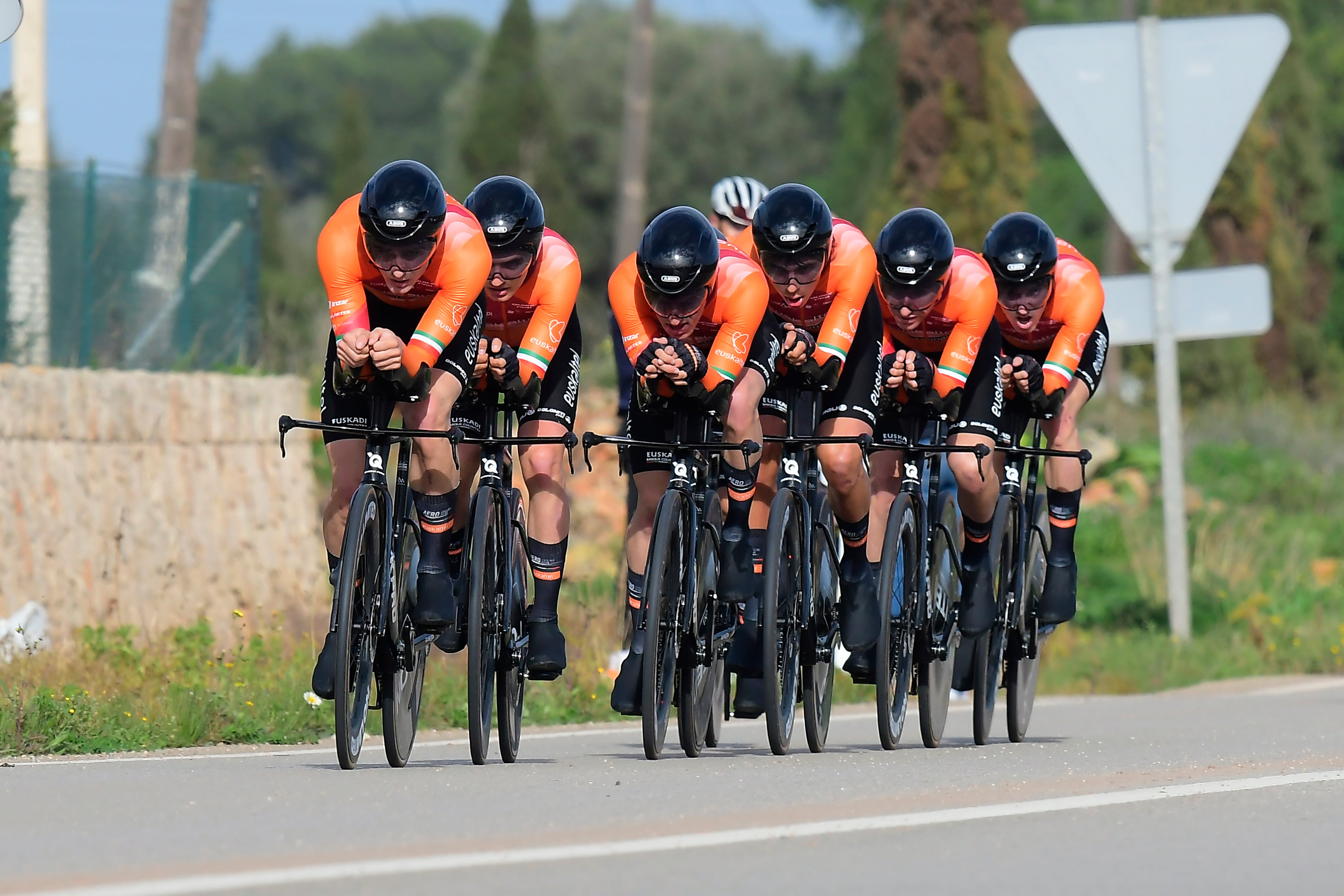 El equipo Euskaltel Euskadi durante la contrarreloj por equipos de la XXXV Garden Hotels-Luxcom Challenge Ciclista Mallorca, entre Ses Salines y la Colonia de Sant Jordi