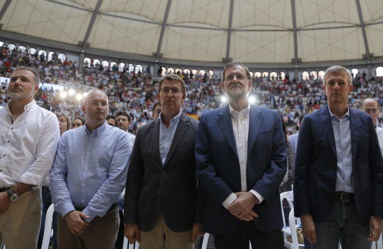 El presidente en funciones del Gobierno, Mariano Rajoy con el candidato a ser reelegido por vez tercera para continuar al frente de la Xunta, Alberto Núñez Feijóo.