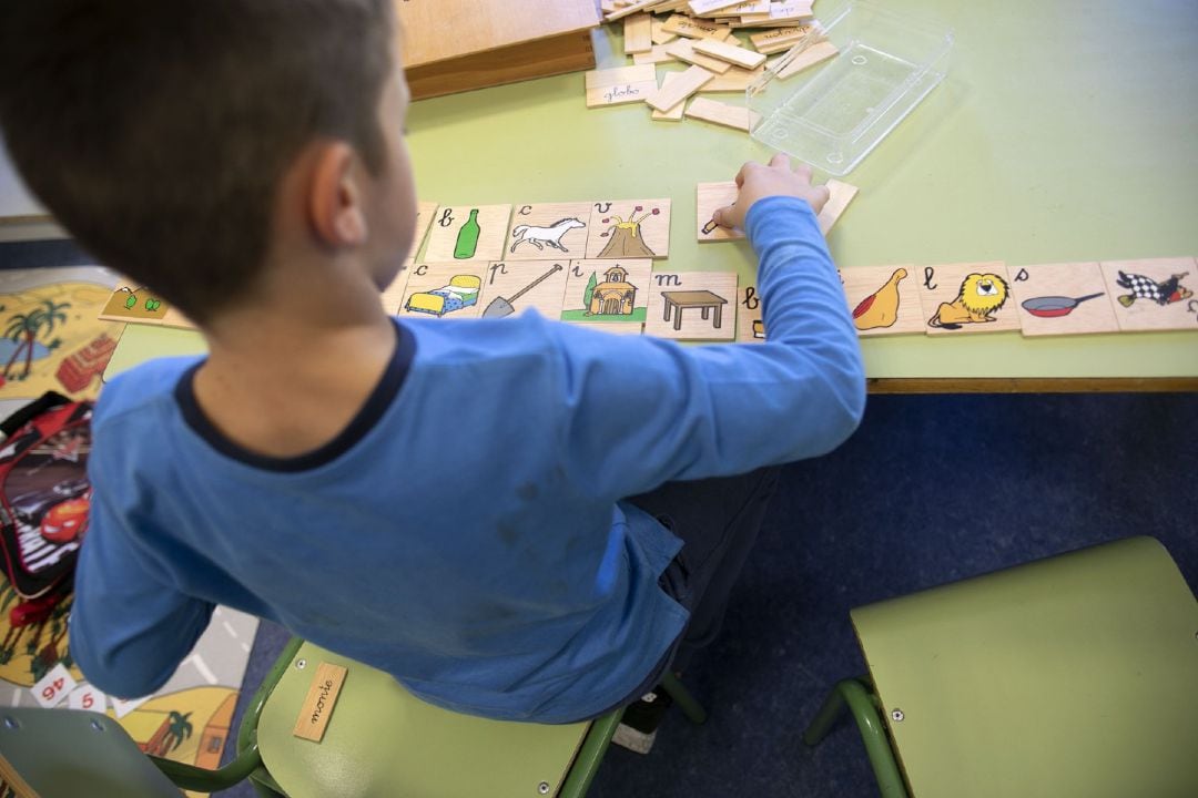 Niño juega en un centro educativo.