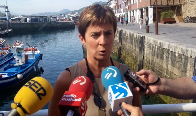 La consejera Arantza Tapia ha realizado sus declaraciones ante los medios en el muelle donostiarra