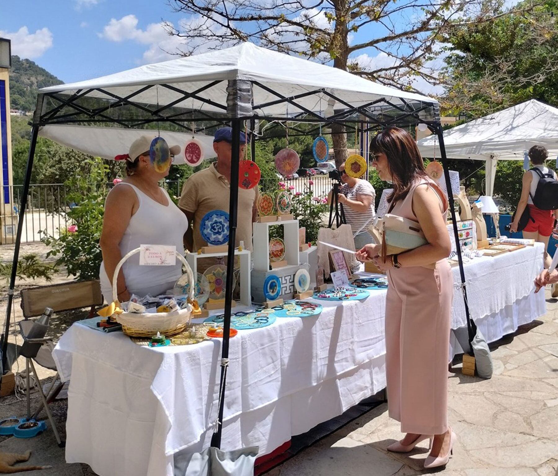 L&#039;alcaldessa Magdalena Martínez visitant un dels stands en l&#039;edició de l&#039;any passat de la Fira d&#039;Estiu de Biar