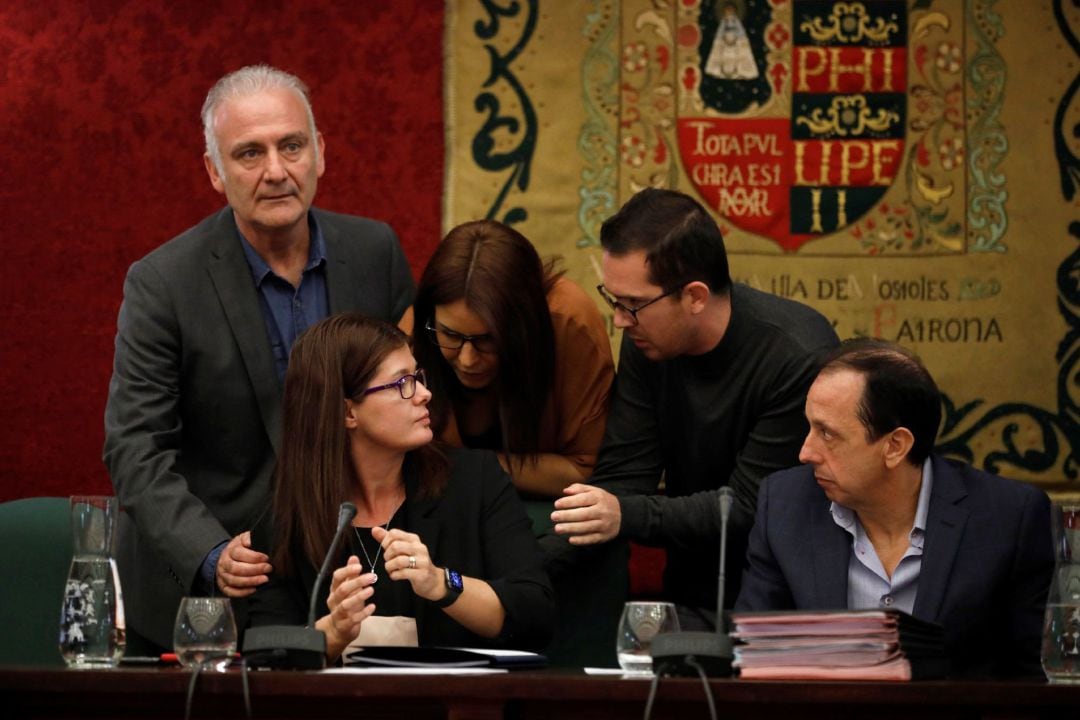 La alcaldesa de Móstoles, Noelia Posse recibe el apoyo de sus compañeros tras ser reprobada por todos los grupos municipales menos el PSOE