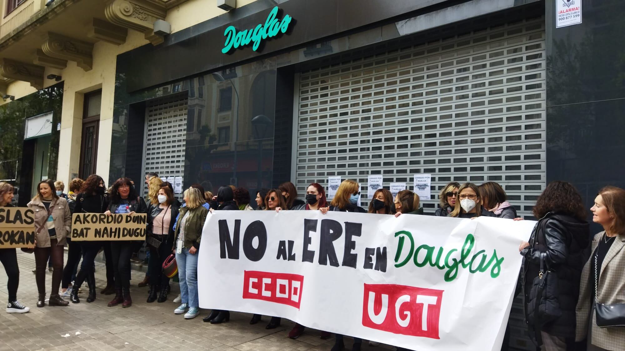 Concentración de la plantilla de Douglas en Pamplona