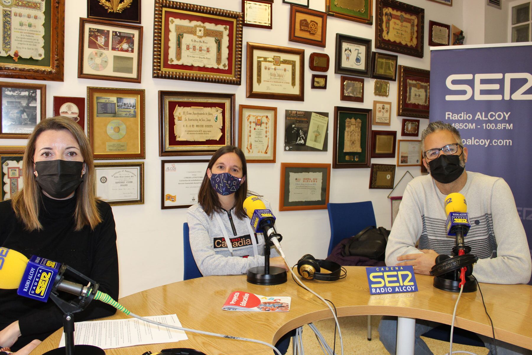 Begoña Payá, Anamari Company y Toni Dávila, en el estudio central de Radio Alcoy