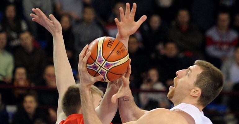 Fran Vázquez trata de lograr una canasta ante Bielorrusia