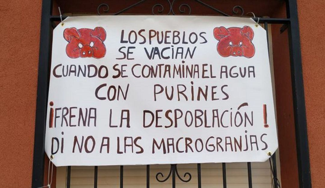 Pancartas contra la macrogranja en Villar de Domingo García y Noheda. 