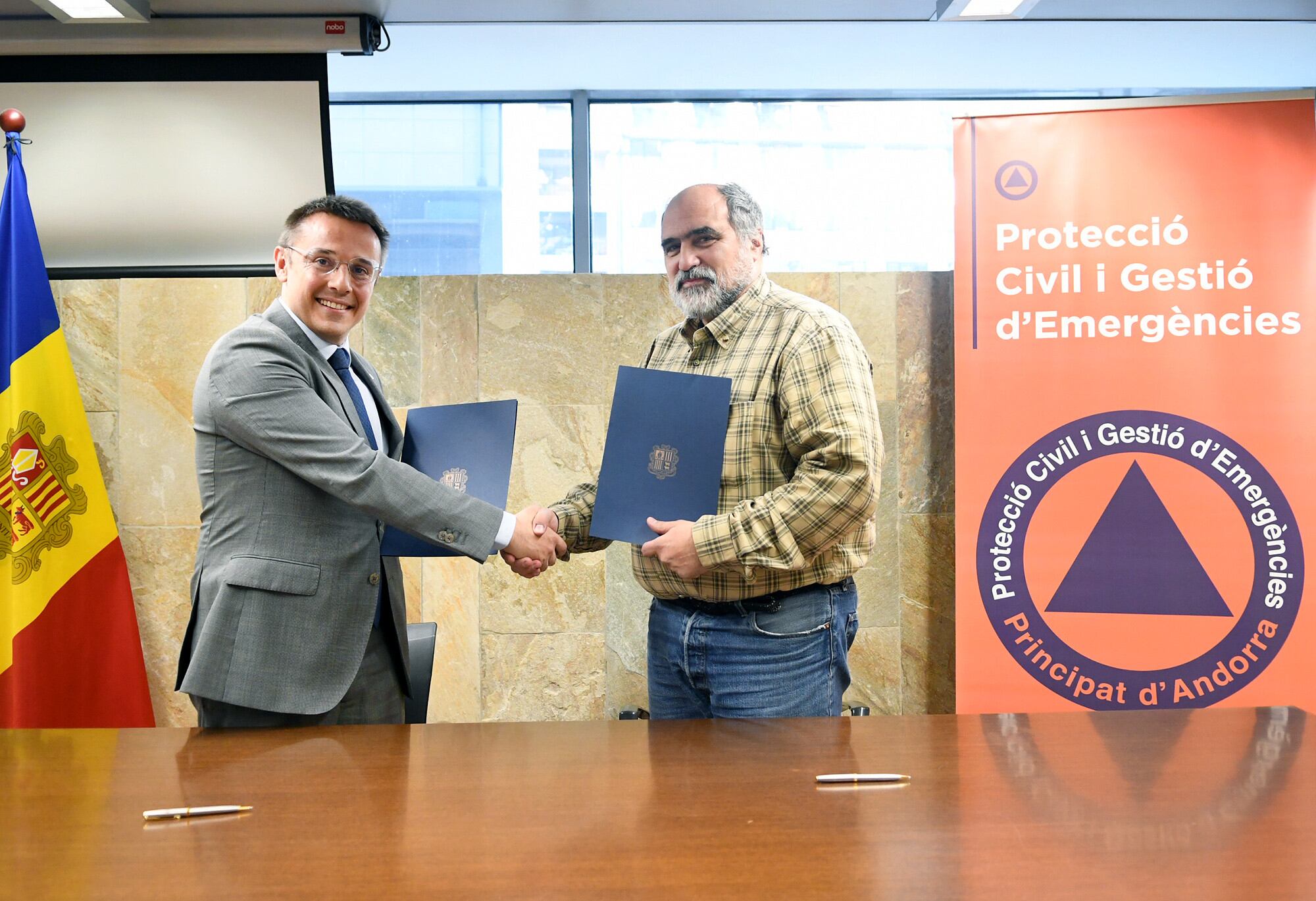 Signatura convenis de col.laboració entre el Col.legi oficial d'Enginyers d'Andorra, el Col.legi oficial d'Arquitectes d'Andorra i Col.legi oficial d'Arquitectes Tècnics del Principat d'Andorra amb el Il.ltre. Secretari d'Estat de Justícia i Interior Sr. Joan Antoni Leon.