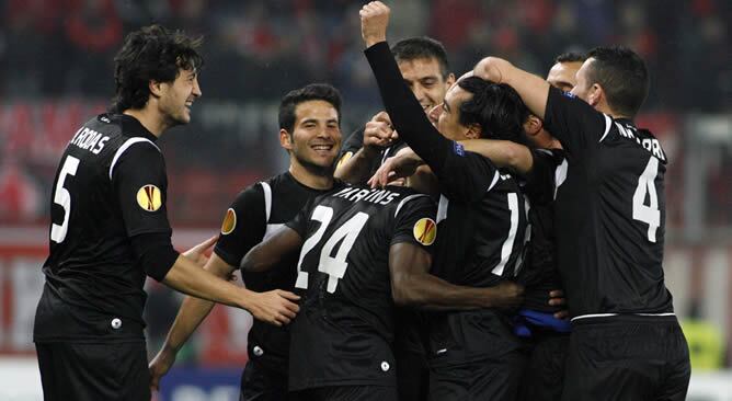 Los jugadores del UD Levante celebran el gol conseguido ante el Olympiacos durante el partido de vuelta de dieciseisavos de final de la Liga Europa disputado en el estadio Karaiskakis de Atenas, Grecia, el 21 de febrero del 2013