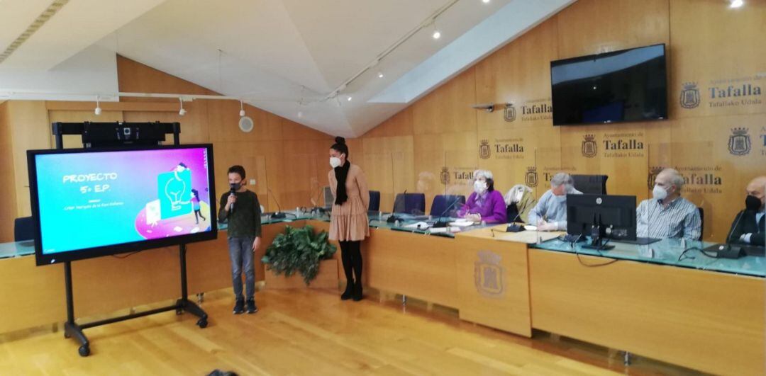 Victor Catalán, alumno de 5º de Primaria del Colegio Comarcal de Tafalla, presenta el diagnóstico de su grupo en el Ayuntamiento