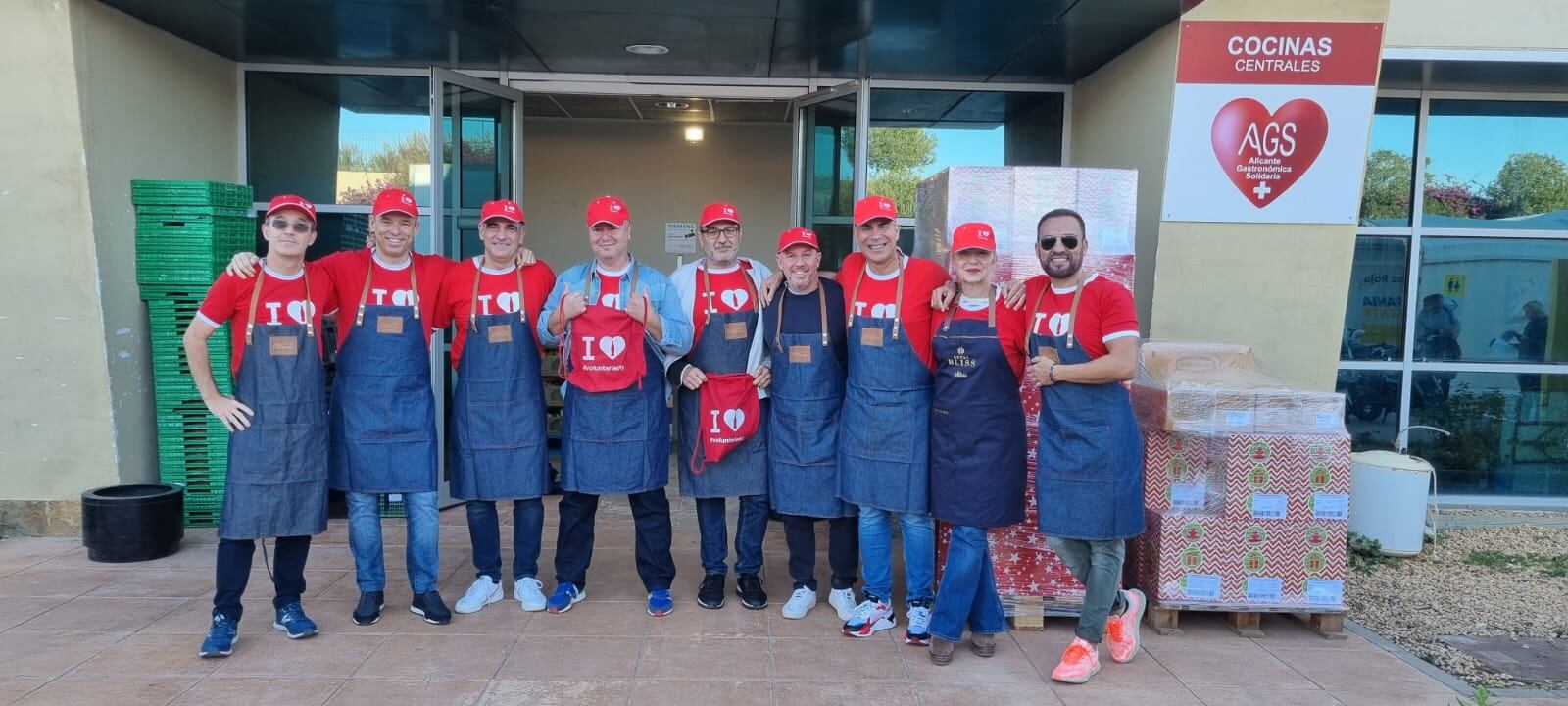 Voluntarios de Coca-Cola colaboran con Alicante Gastronómica Solidaria en la preparación de menús para Nochebuena y Navidad