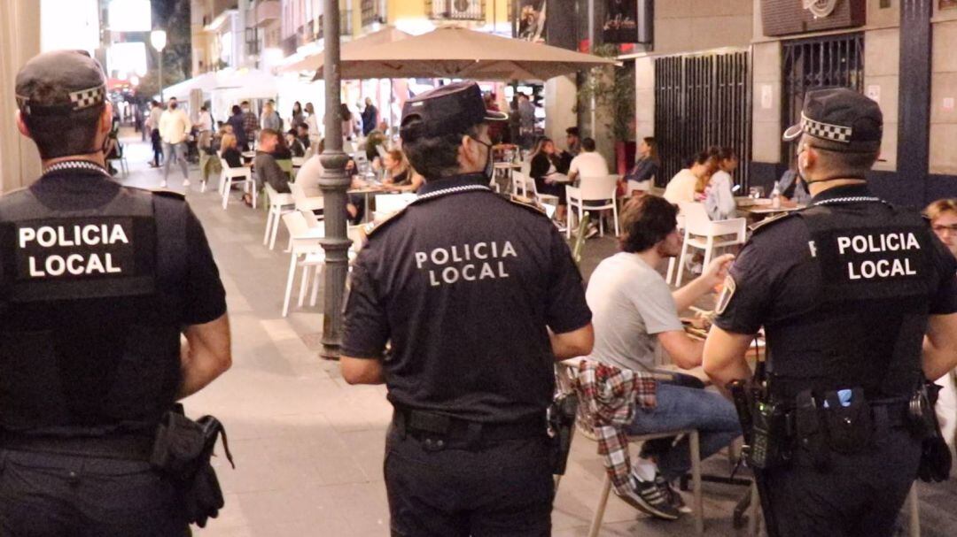 Agentes de la Policía Local de Alicante vigilan una céntrica calle de Alicante durante este puente.