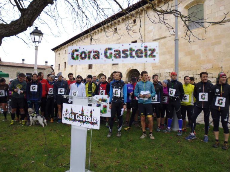 PARTICIPANTES EN LA MARCHA DE LOS CLUBES DE MONTAÑA CON 'GORA GASTEIZ'