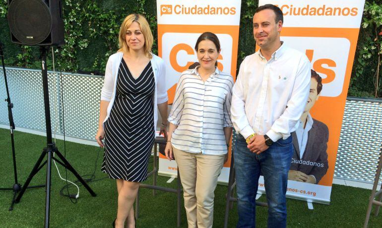 Carmen Rivera junto Carmen Picazo y Onésimo González