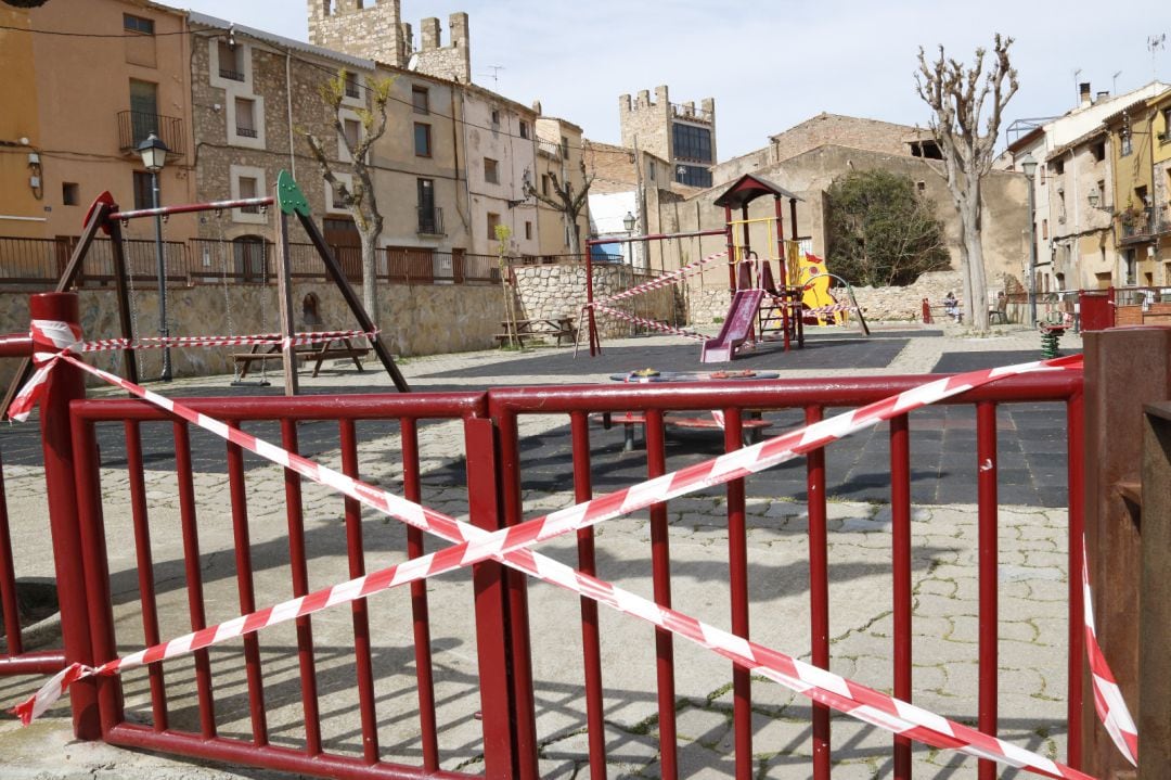 Imatge d&#039;un parc infantil de Montblanc tancat el 22 de març