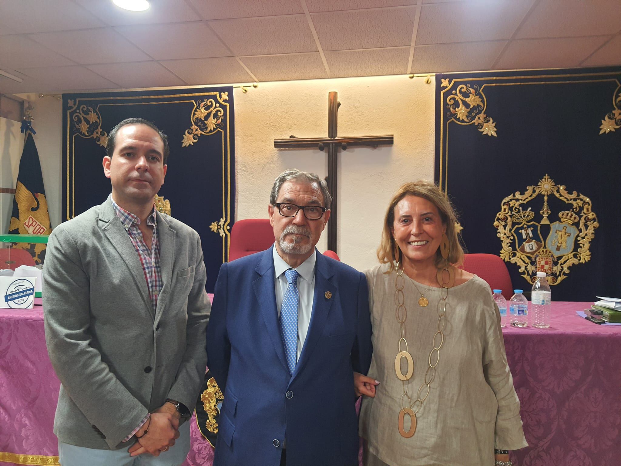 El presidente de la Agrupación de Cofradías de Jaén, Francisco Sierra, rodeado por Úrsula Colmenero Domingo como Vice Presidenta y Juan Ruiz Lara como Administrador