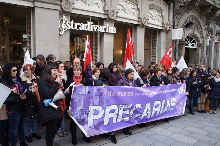 Concentración de la CIG en el Día Internacional de la Mujer delante de una de las tiendas de Inditex.