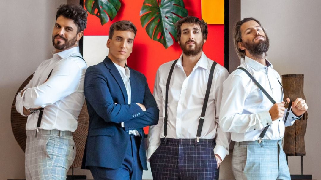 Xuso Jones, de azul, junto a los miembros del grupo Bombai, con los que protagoniza su nuevo tema: Tequila 