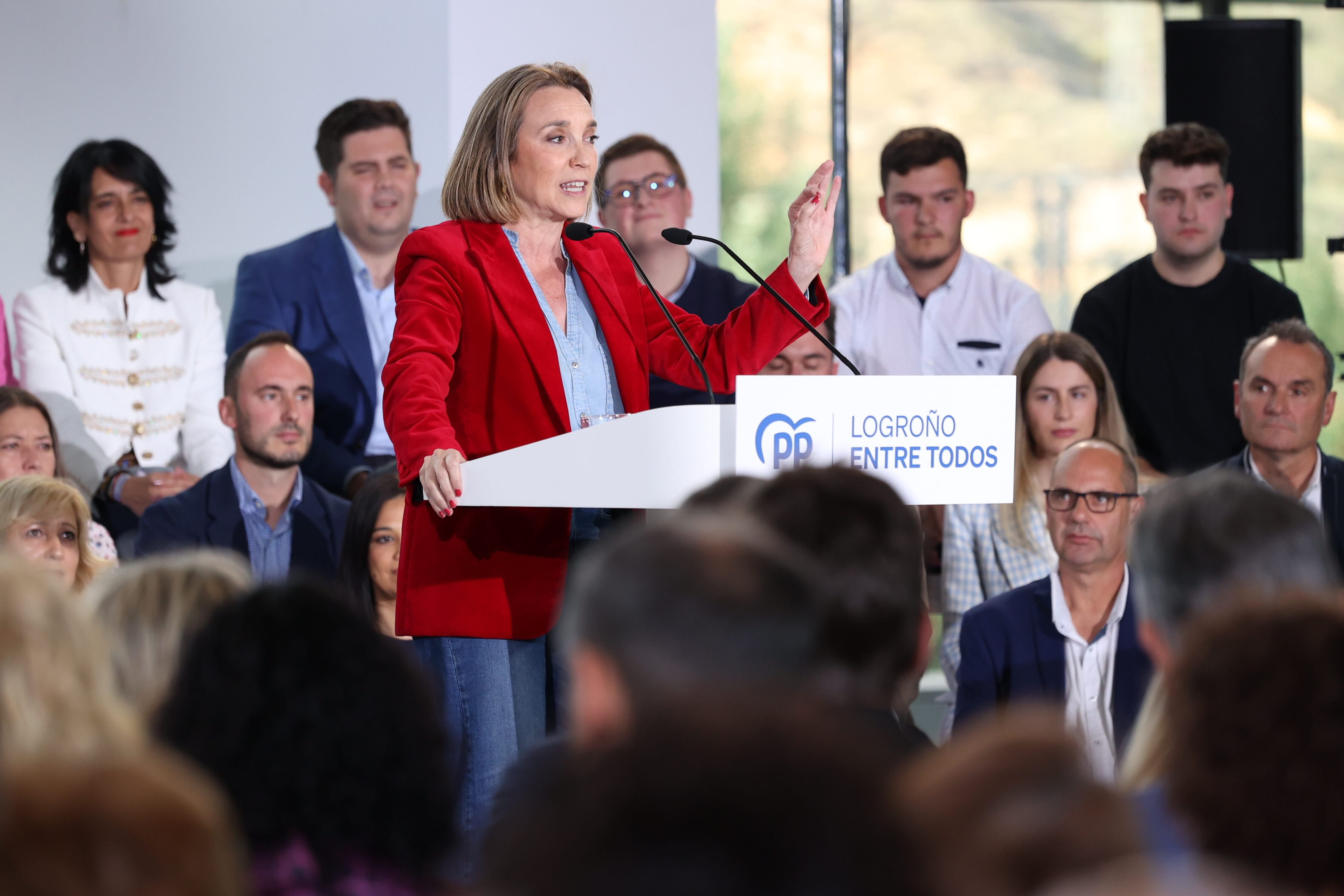 LOGROÑO 13/05/2023.- La secretaria nacional del PP, Cuca Gamarra, en su intervención en el acto electoral del PP, celebrado, este sábado en Logroño, al qué ha asistido el presidente del PP, Alberto Núñez Feijóo para respaldar a sus candidatos, que aspiran a dar un vuelco electoral y recuperar las instituciones riojanas que perdieron hace cuatro años.- EFE/Raquel Manzanares
