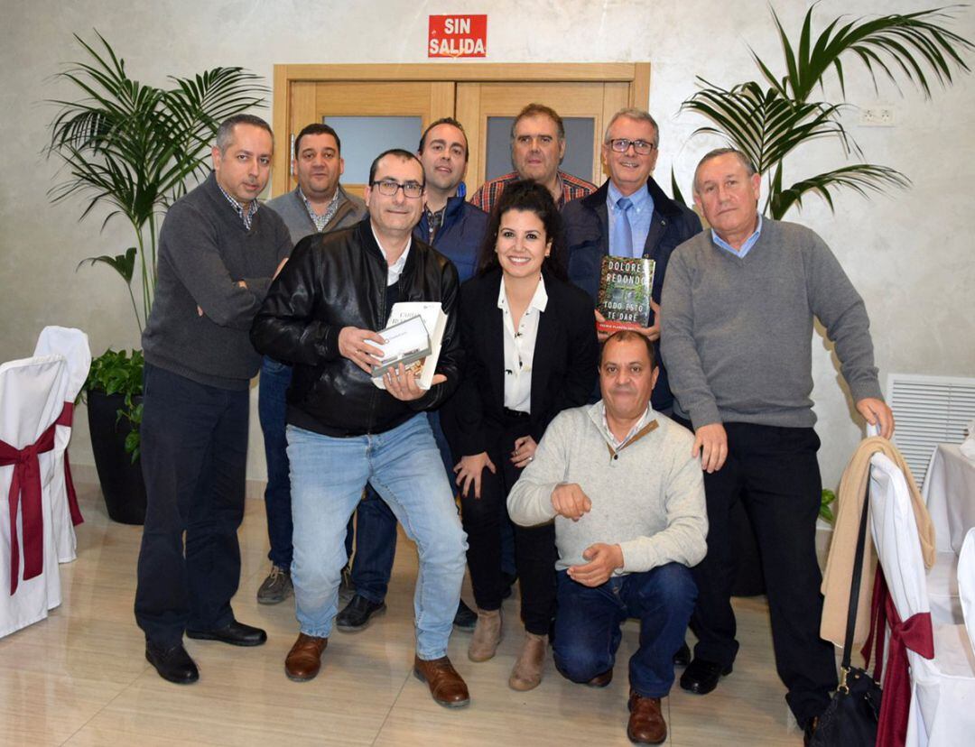 José Sánchez Cano (con chaqueta negra y pantalón vaquero) en la concesión de un premio en 2017 como responsable de Tele Abarán