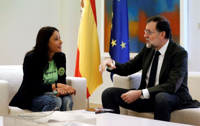 El presidente del Gobierno, Mariano Rajoy, recibe a una delegación del colectivo &quot;Las Kellys&quot;, que representa a las camareras de piso, esta mañana en el Palacio de la Moncloa.