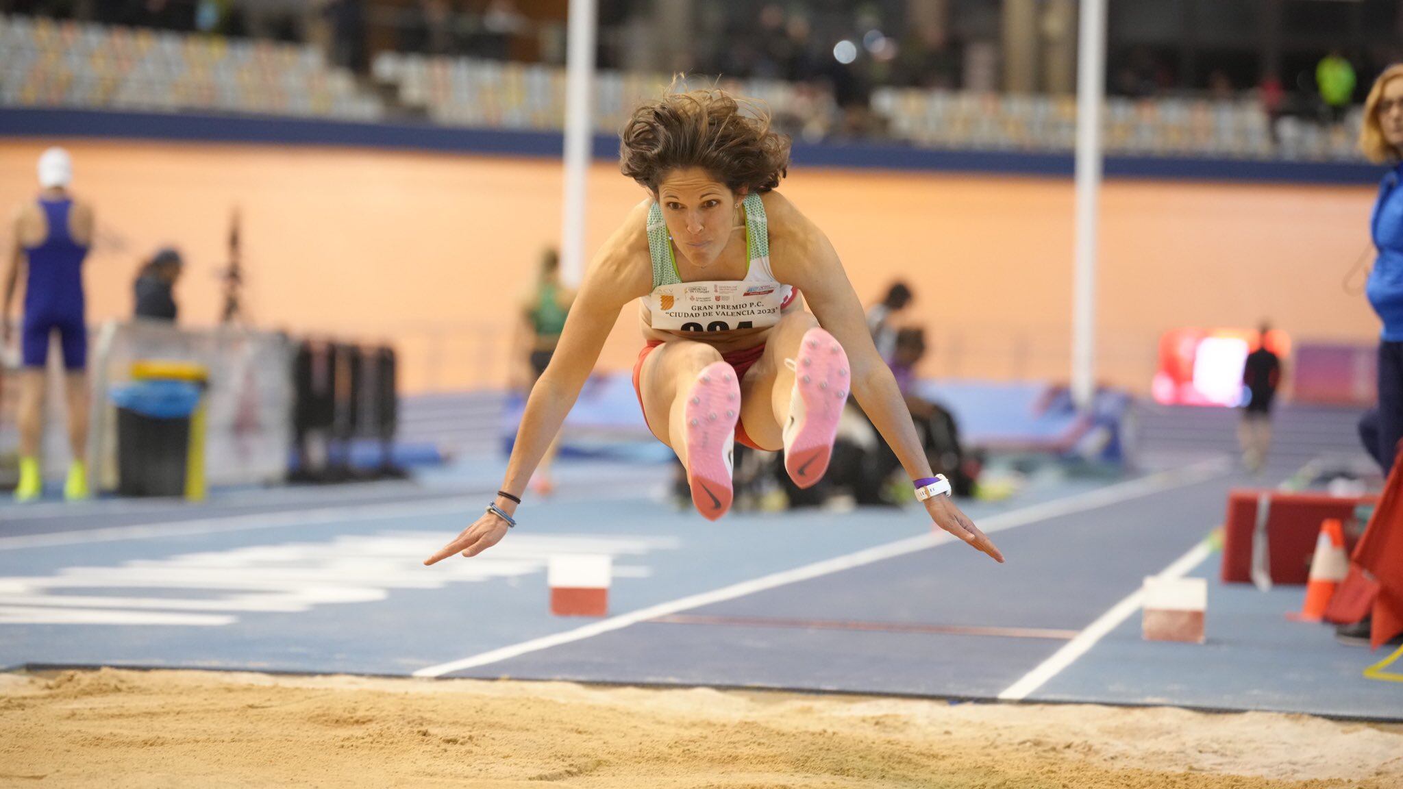 La atleta Mar Jover realiza un salto de longitud. Foto: FACV