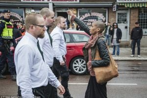 Maria Teresa Asplund marcha frente a unos neonazis con el puño en alto en Suecia