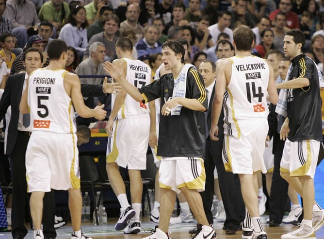 Sergio Llull felicita a su compañero Prigioni