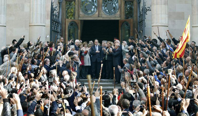 El presidente de la Generalitat, Artur Mas, saluda a los cientos de personas que se congregaron ante el Tribunal Superior de Justicia de Cataluña (TSJC), tras finalizar su declararación como imputado por la organización del 9-N.