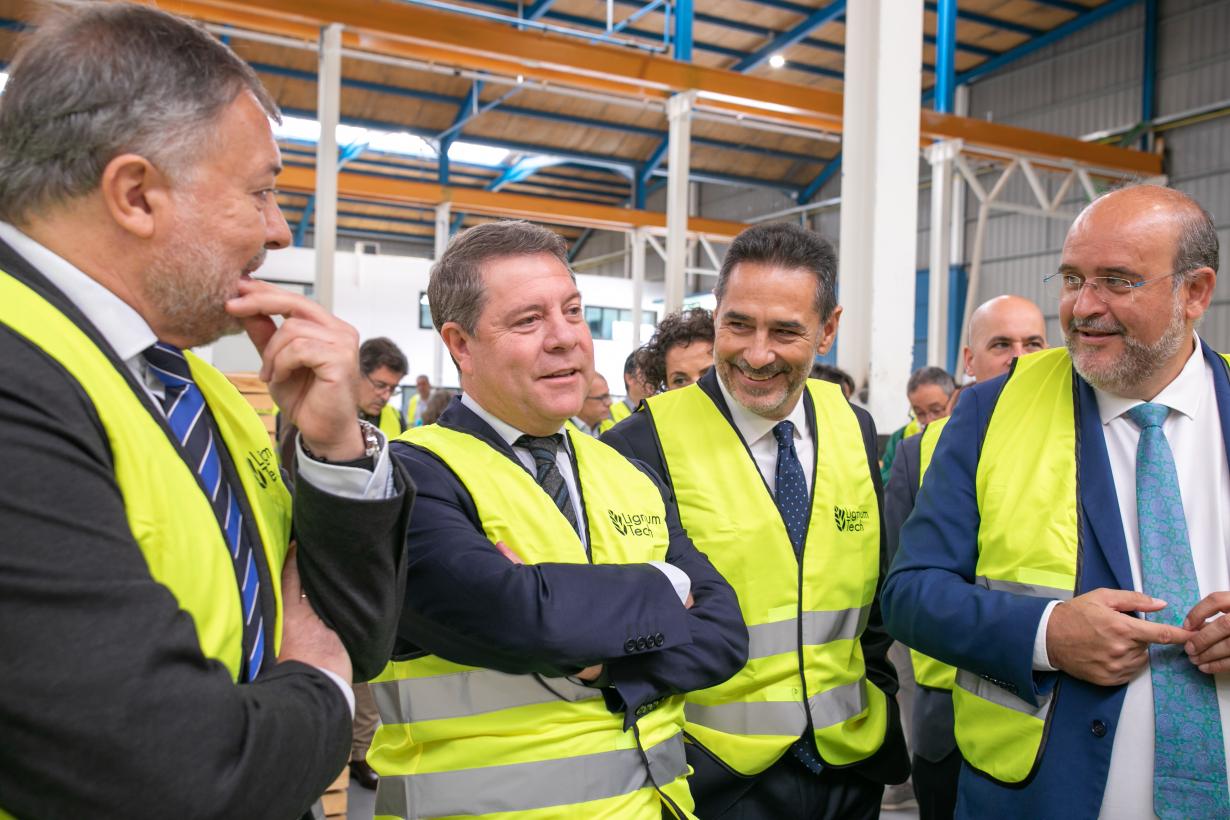 El presidente autonómico, durante la inauguración de la planta de Lignum Tech en Cuenca