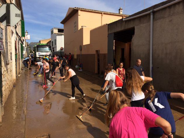 Miles de personas se han acercado a ayudar hoy en las tareas de limpieza