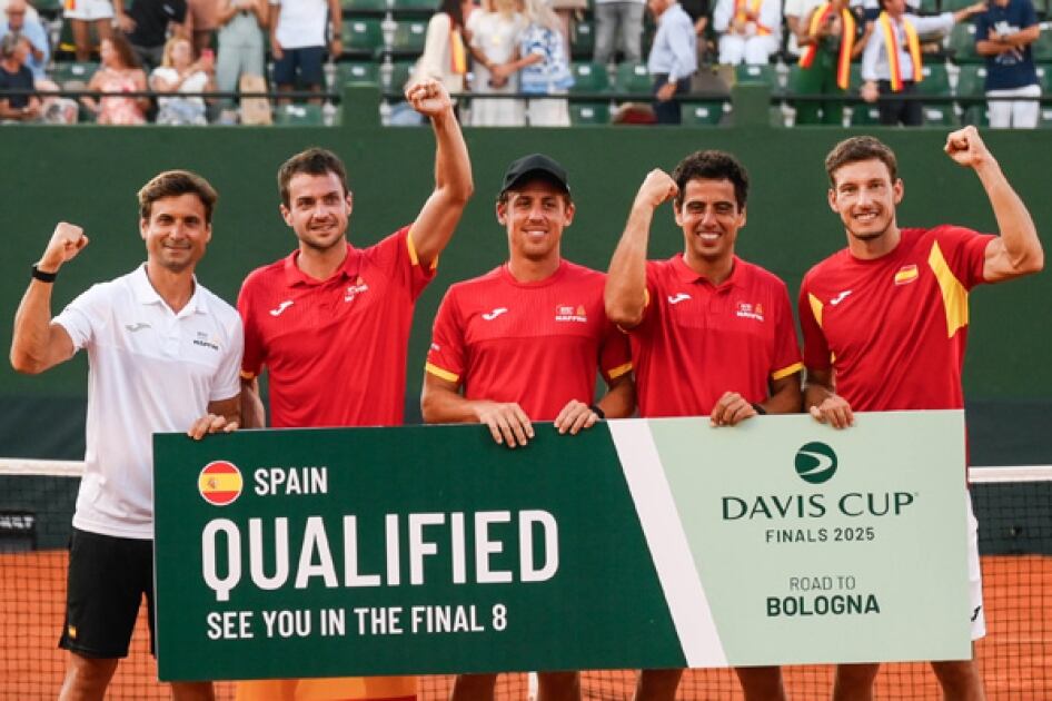 Los tenistas españoles y el capitán David Ferrer, que consumaron la remontada y la clasificación para la final de la Copa Davis