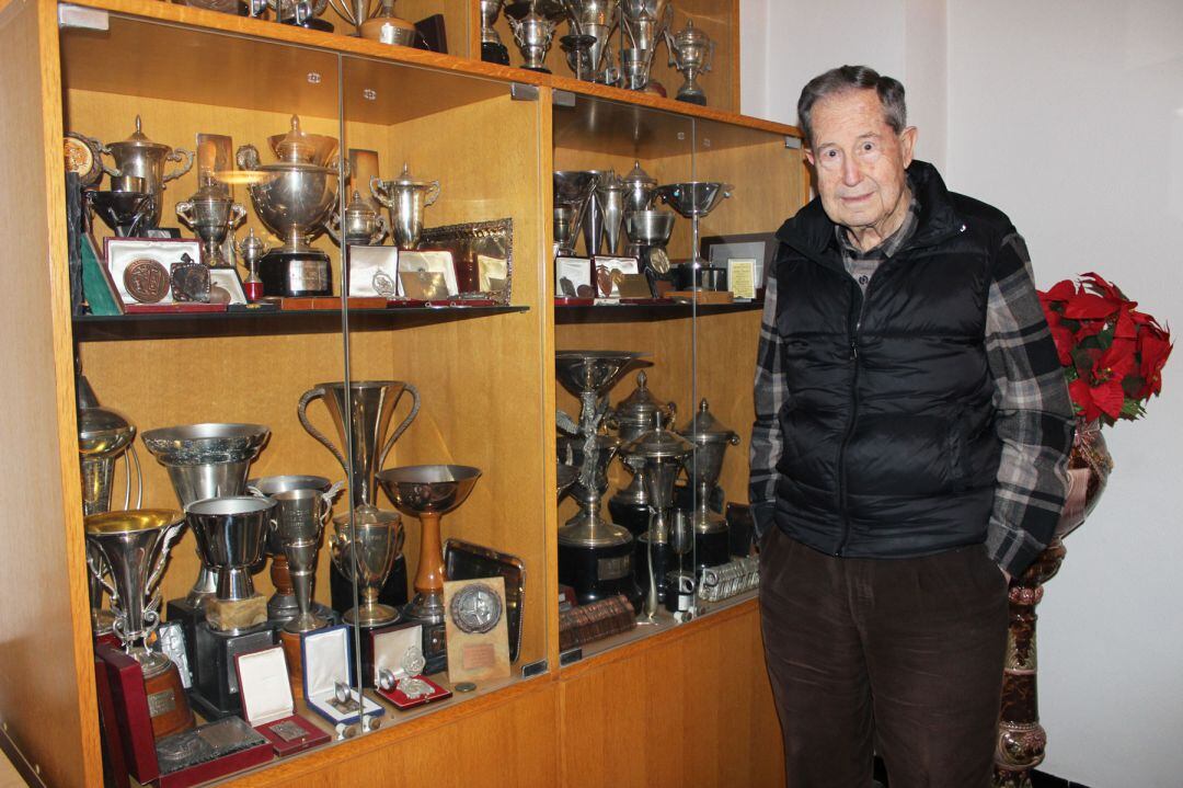 José Crespo Colomer, en su casa ante una vitrina con parte de los trofeos obtenidos en su amplia trayectoria como fotógrafo