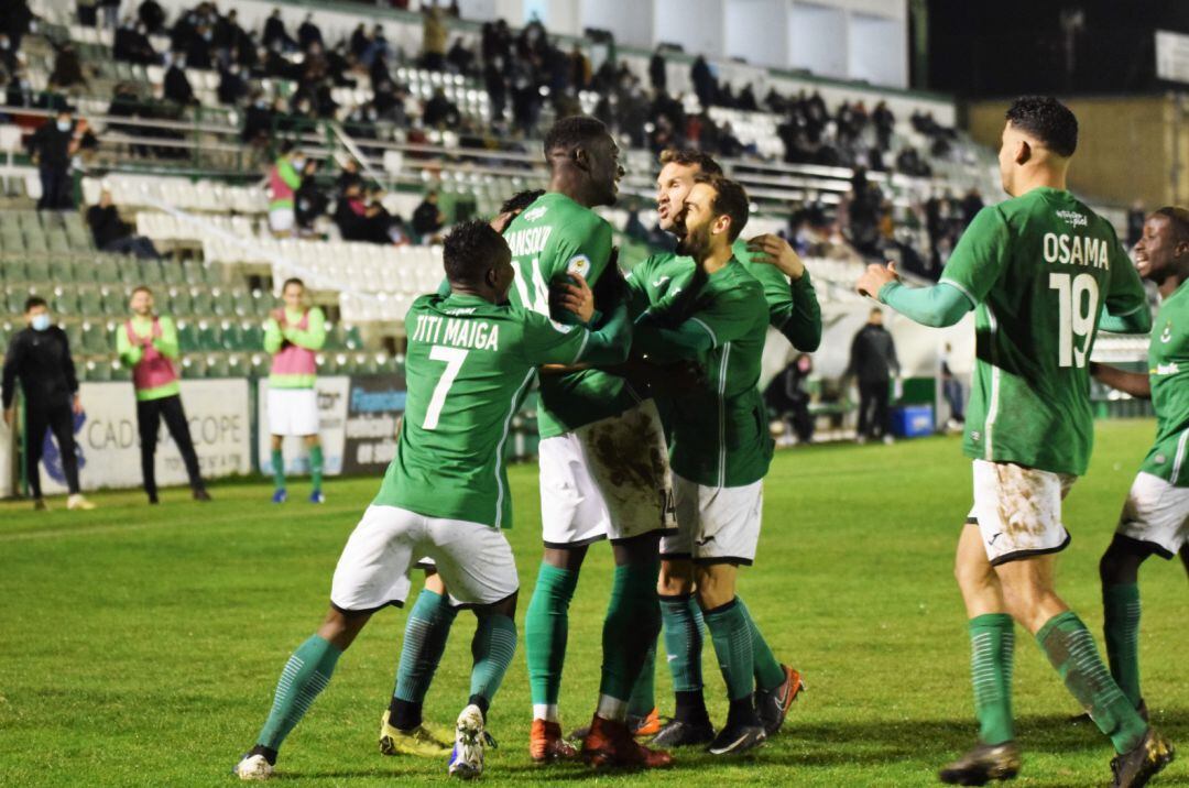 Manosur celebra con sus compañeros el segundo gol del Toledo 