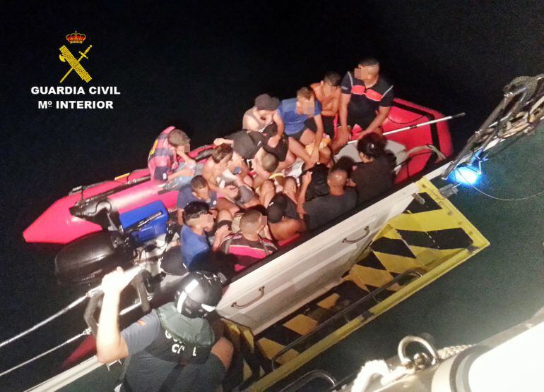 Agentes atienden a varios argelinos llegados a una playa de Águilas (Murcia) en agosto de 2015