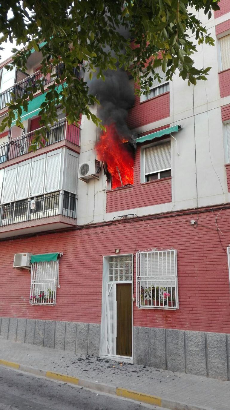 las llamas salen por una de las ventanas