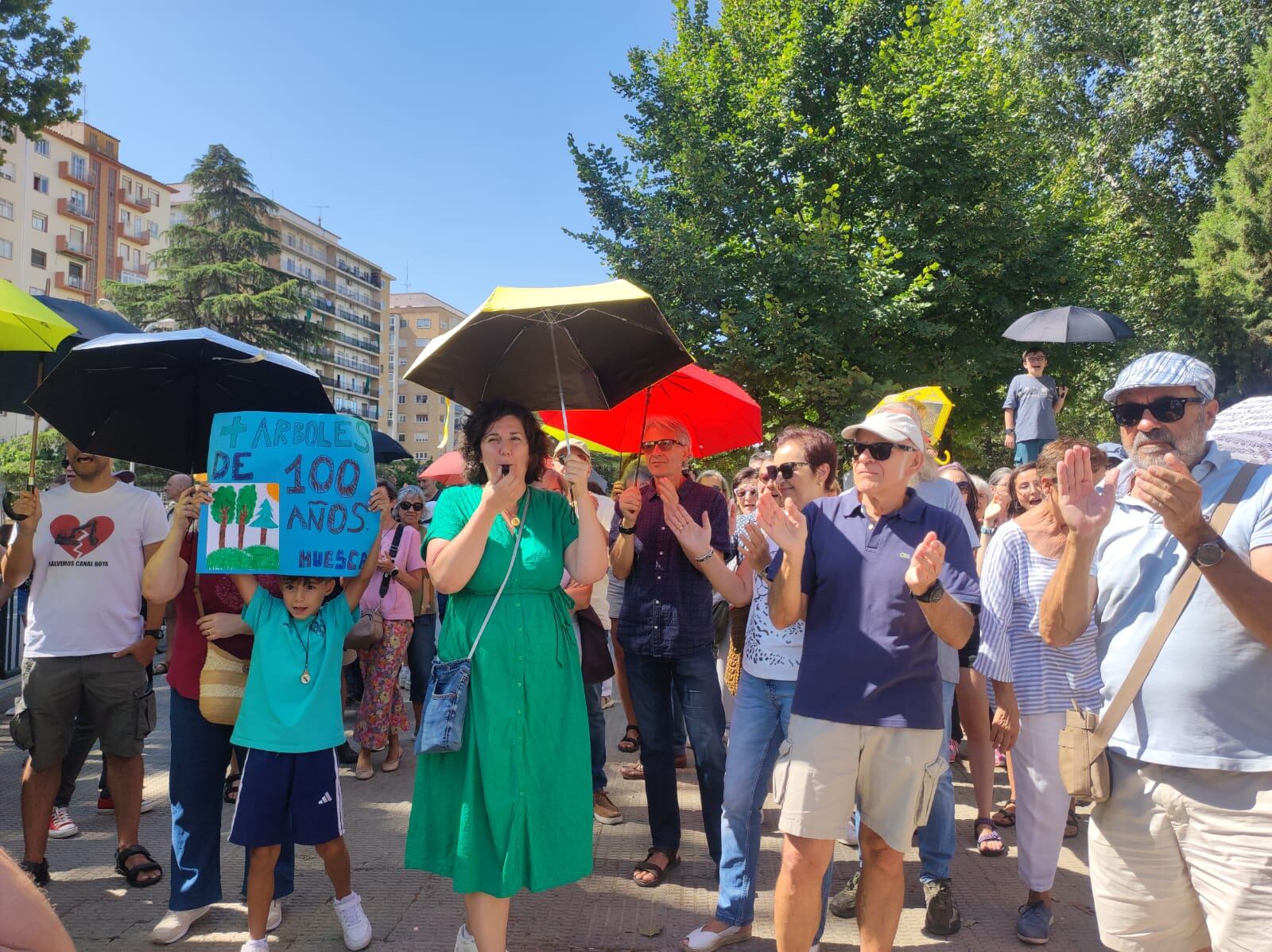 Manifestantes durante una concentración contra la tala de árboles en Huesca