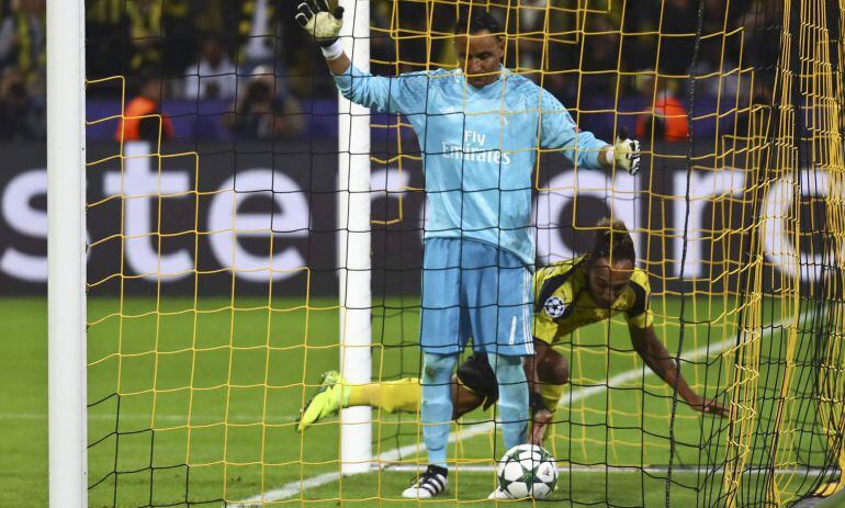 El guardameta del Real Madrid, Keylor Navas, en el momento del gol de Aubameyang.