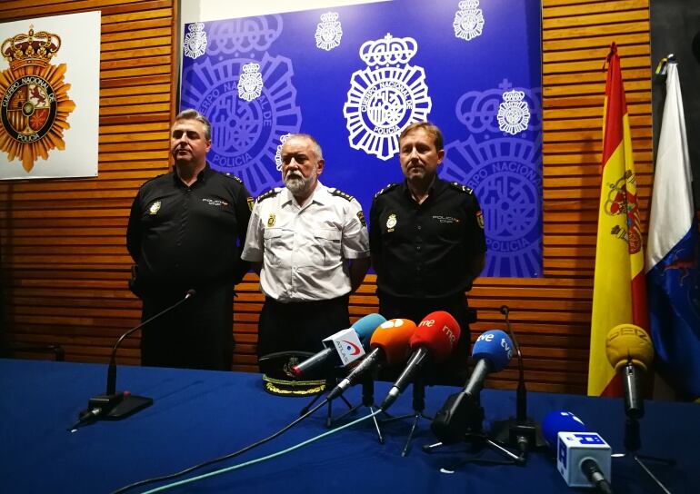 En el centro, Carlos Ludueña, comisario jefe de la Policía Nacional en Las Américas. A la derecha, Victor Sicades, subcomisario encargado de la investigación.