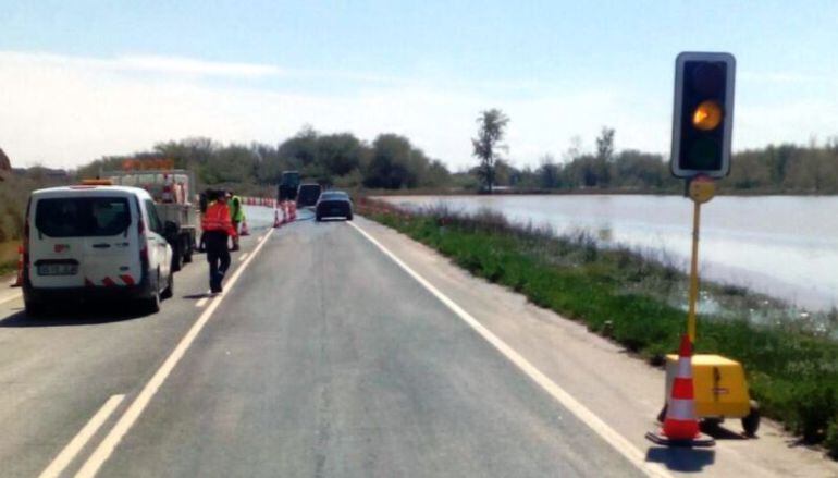 Comienzan a reabrirse varias de las carreteras cortadas por inundaciones