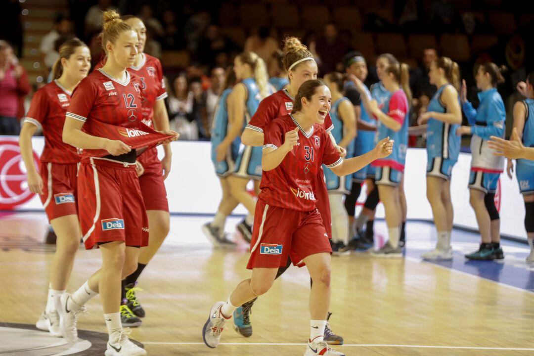 Las jugadoras del Lointek Gernika Bizkaia celebran su victoria y clasificasción para semifinales al término del cuarto partido de cuartos de final de la Copa de la Reina de baloncesto disputado contra el IDK Gipuzkoa este viernes en la cancha de Mendizorrotza de Vitoria