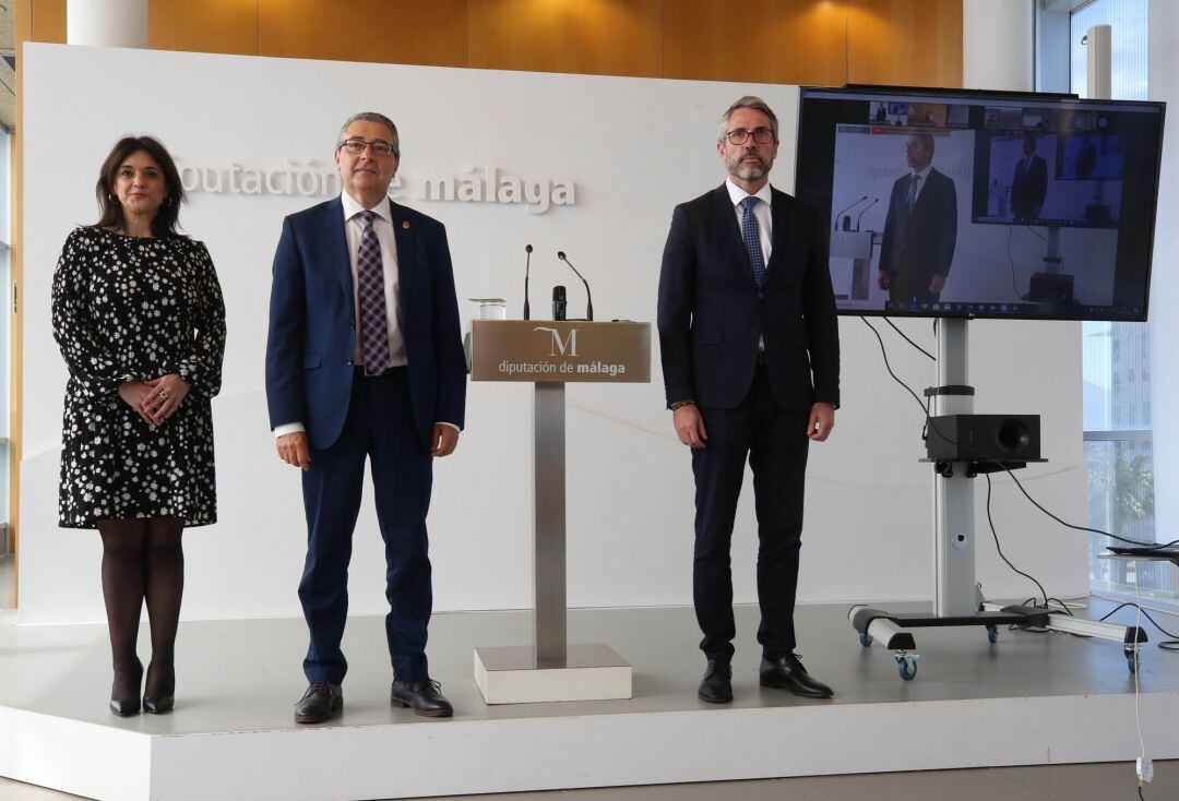 El presidente de la Diputación de Málaga, Francisco Salado, en el centro; junto a los vicepresidentes primero, Juan Carlos Maldonado; y segunda, Margarita del Cid, también consejera delegada de Turismo Costa del Sol, informa del plan de la empresa pública