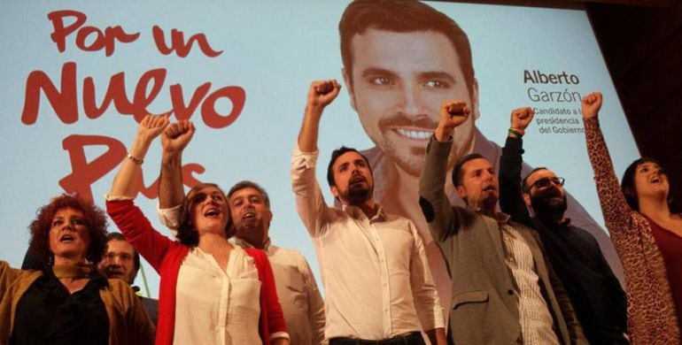 Alberto Garzón (centro) levanta el puño junto con el resto de candidatos y cargos de Unidad Popular en su acto en Cádiz