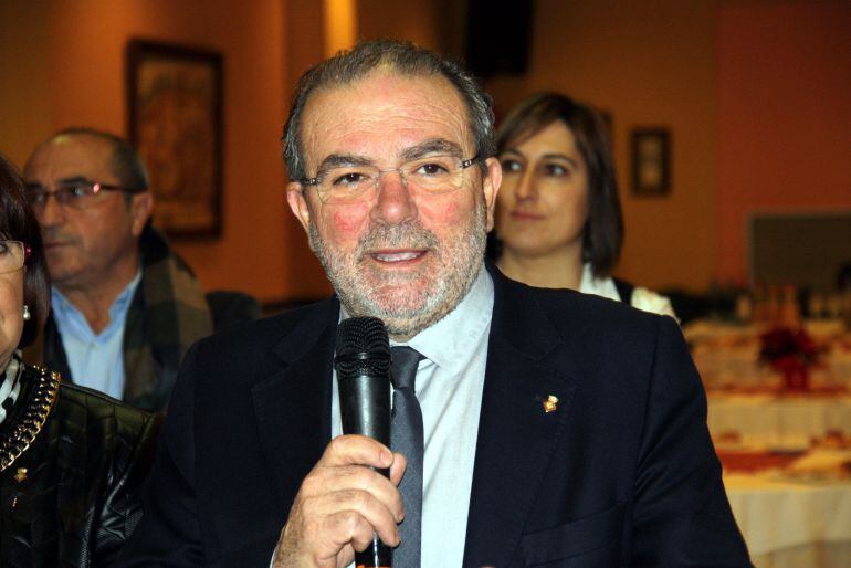 Primer pla del president de la Diputació de Lleida, Joan Reñé, durant la seva intervenció en l'esmorzar de Nadal amb la premsa el 16 de desembre de 2015.