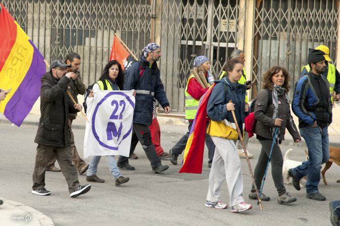 Integrantes de la columna 22M, a su paso esta mañana por el municipio madrileño de Perales de Tajuña