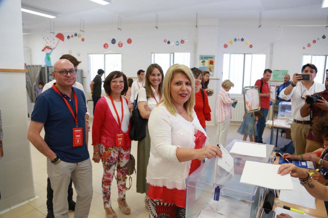 Mamen Sánchez, candidato del PSOE, ejerciendo su derecho al voto en el colegio San José Obrero